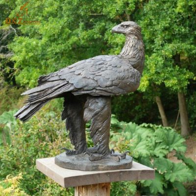 Life size perched garden statue of hawk for garden decoration DZE-014