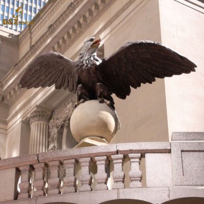 casting bronze Standing bald eagle sculpture on one ball DZE-026