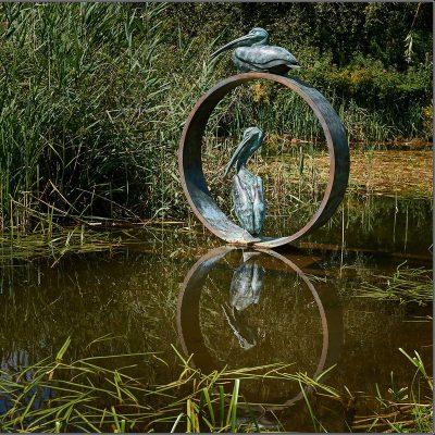 Interesting novel design metal pelican garden sculpture