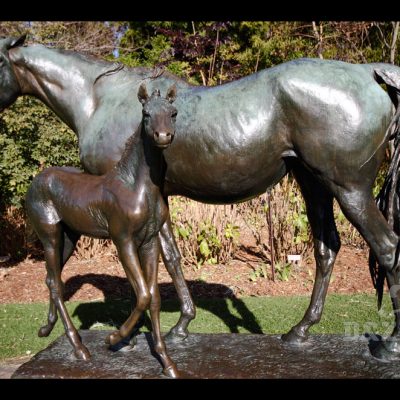 Garden metal casting life size mother and baby horse pictures