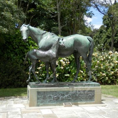 Best selling large size mare and foal garden statue