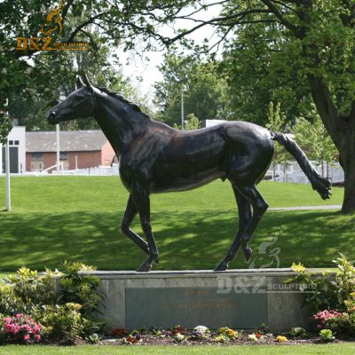 Metal hot artwork making a life size horse statue for plaza garden decor