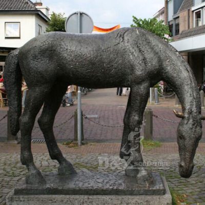 Life size bronze horse garden statue