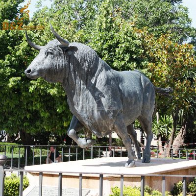 bull statue chicago