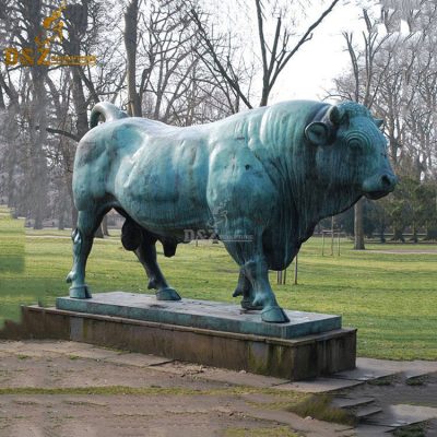 Chinese factory custom made charging bull statue