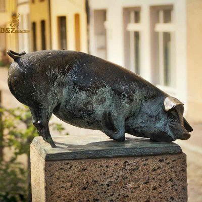 Indoor metal casting hot product high quality pig sculpture