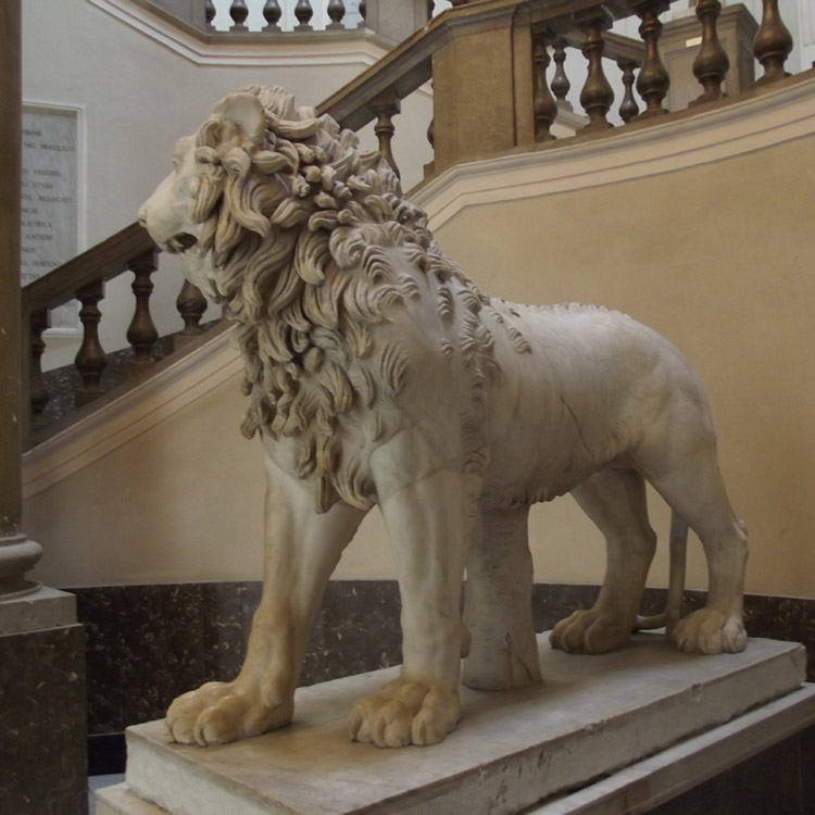 lion sculpture in italy 